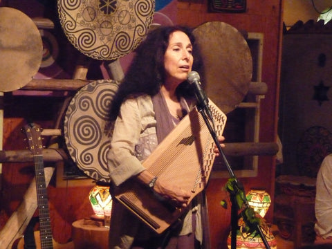 Photo of Alicia Bay Laurel singing and playing her zither