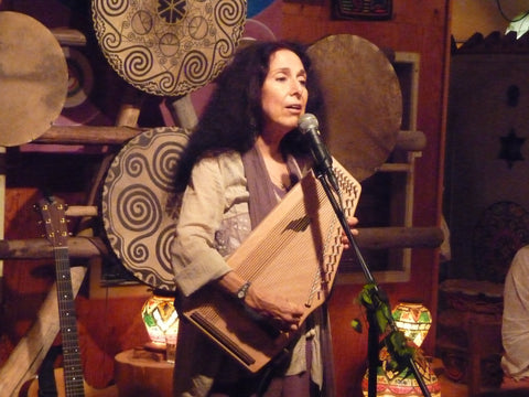 Photo of Alicia Bay Laurel singing and playing her zither 
